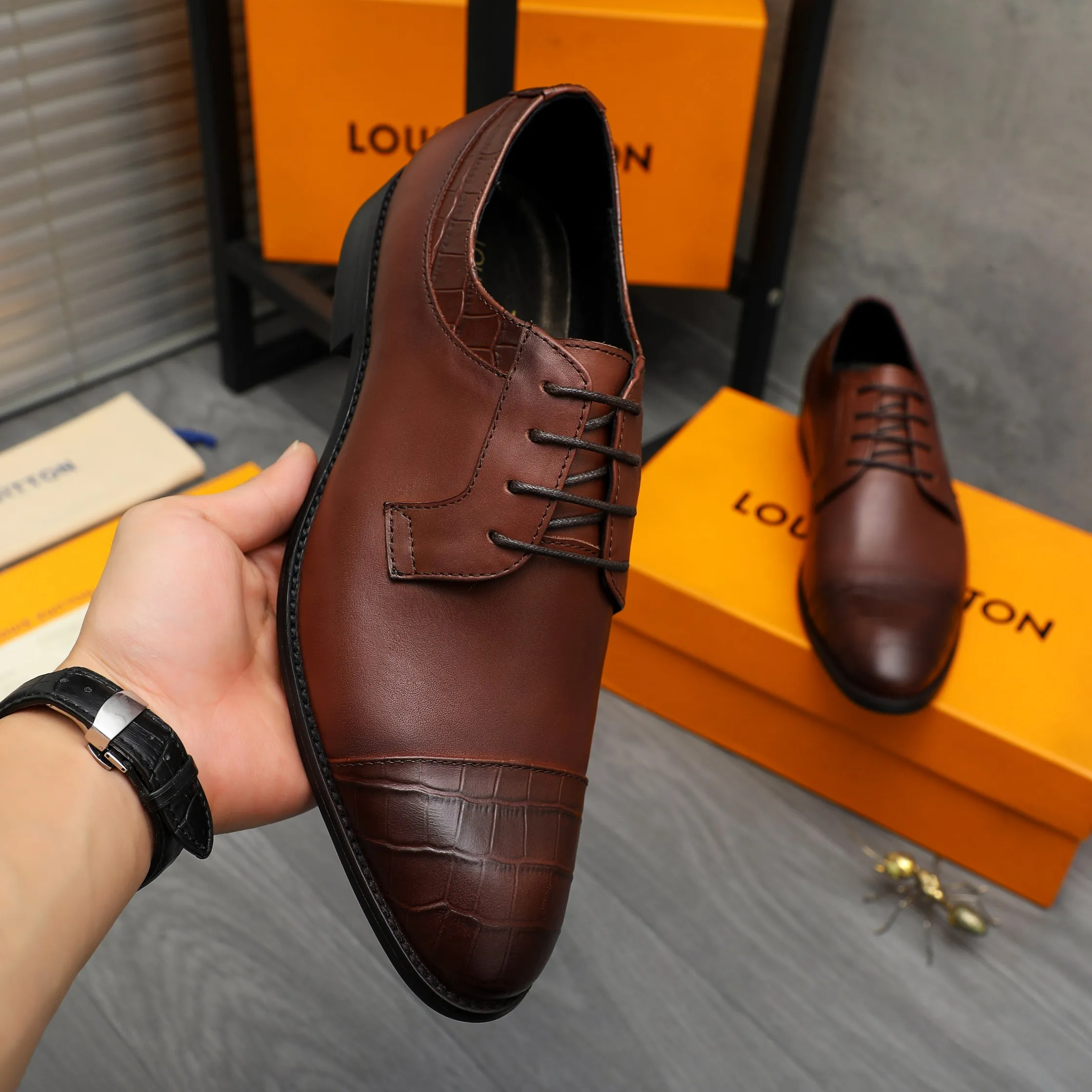 Men's men's shoes💰p460 Product trademark: LV (Louis Vuitton) business lace-up leather shoes True size: 39-44 Product material: Selected color rubbed cowhide stitched with stone pattern cowhide upper, cowhide lining, original rubber outsole